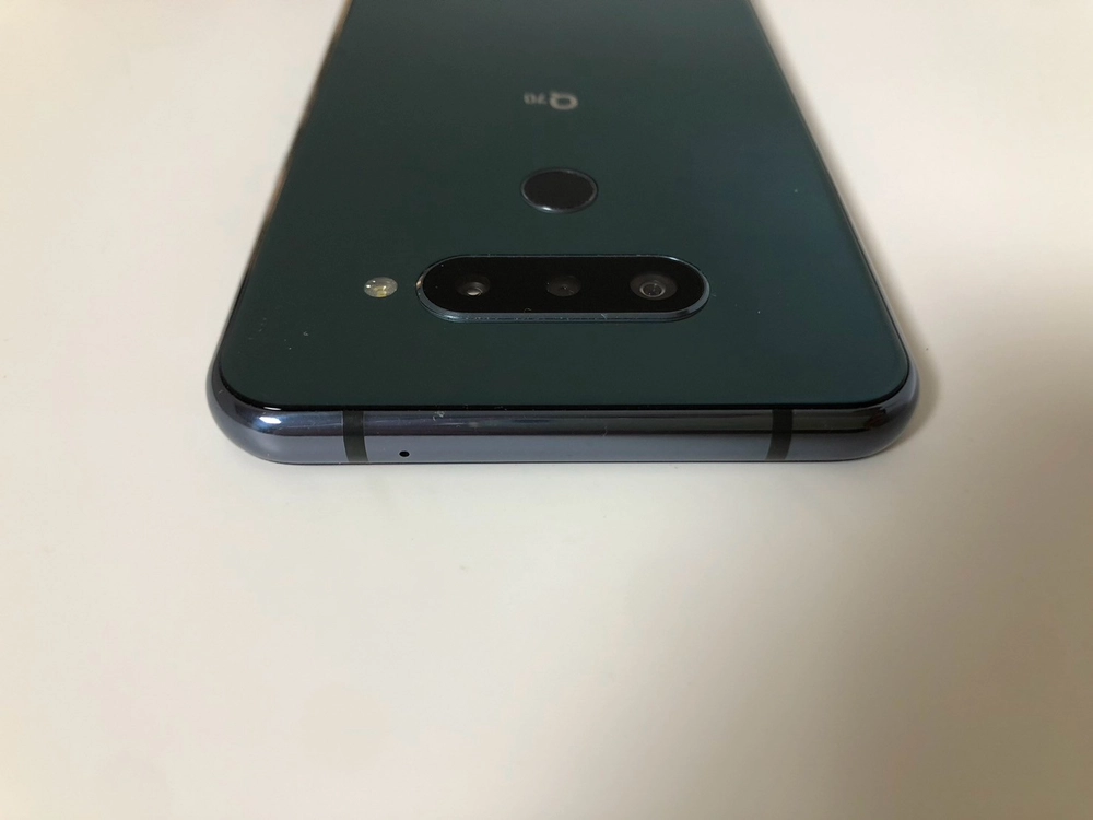 LG Q70 블랙 기기 판매(06521) 이미지