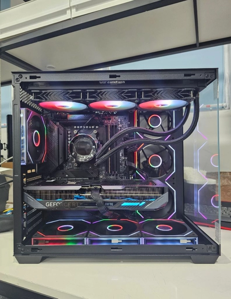 (7800X3D) RTX 5070 고성능 게이밍 PC 본체 이미지