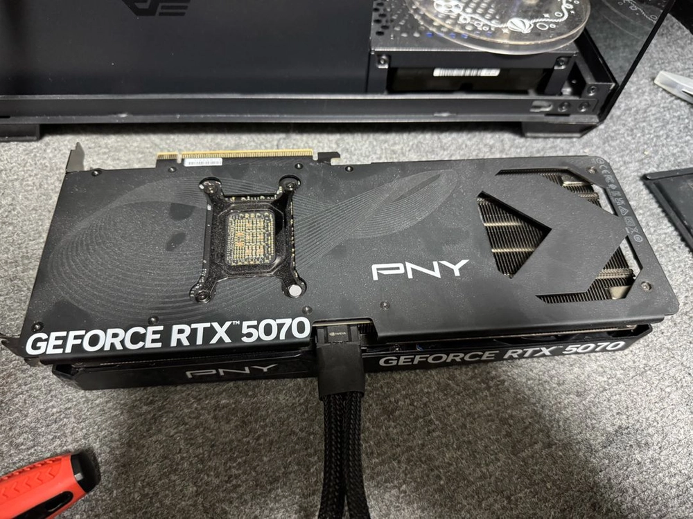 PNY RTX 5070 OC D7 12GB Triple Fan STCOM 이미지