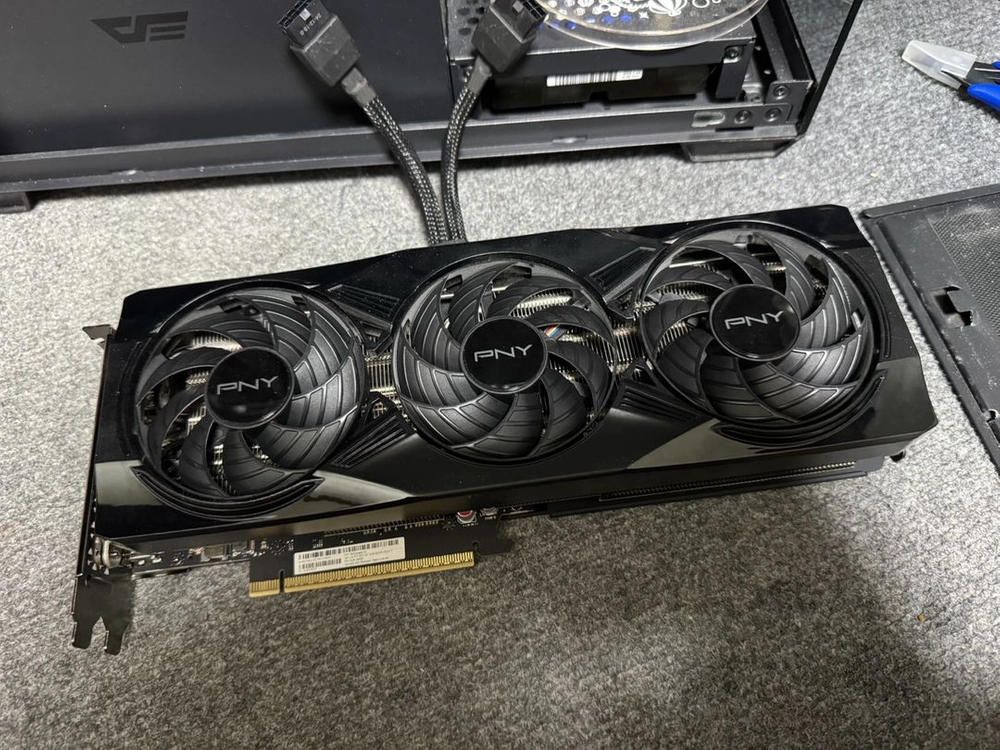 PNY RTX 5070 OC D7 12GB Triple Fan STCOM 이미지