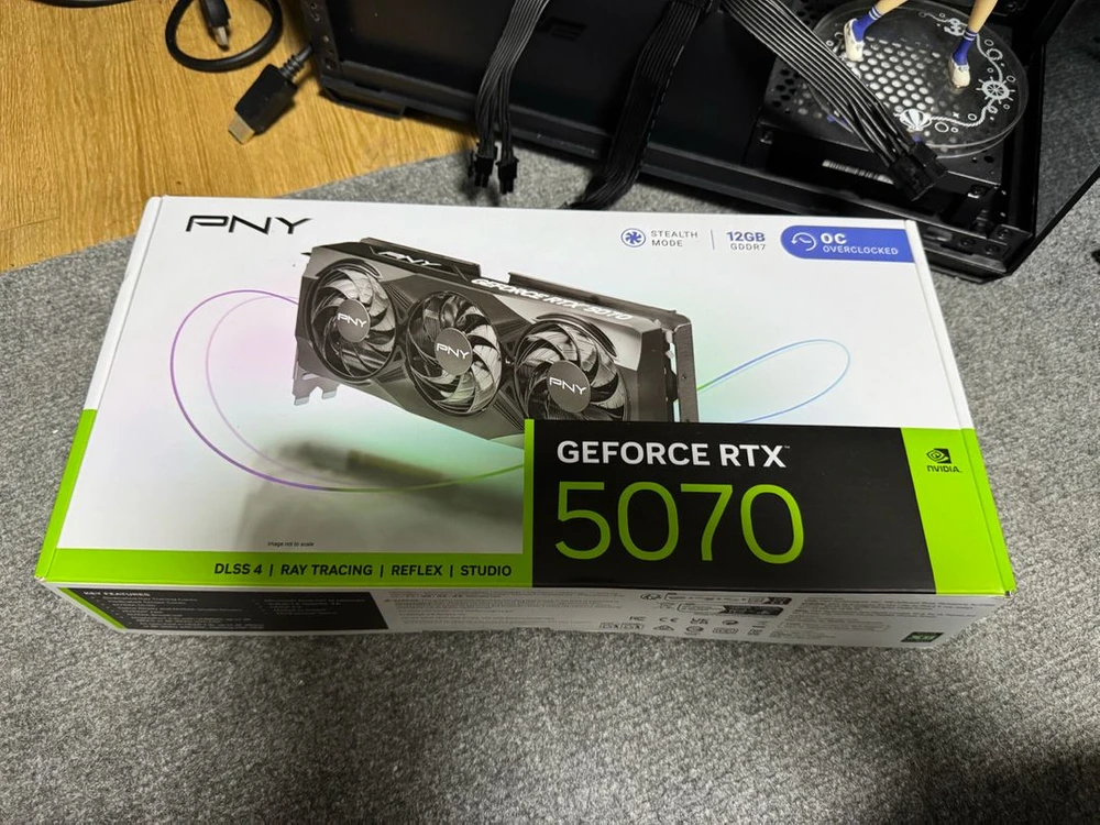 PNY RTX 5070 OC D7 12GB Triple Fan STCOM 이미지