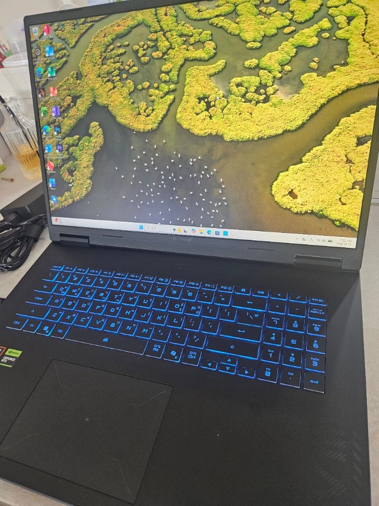기가바이트 A18 18인치 RTX5070 512g 16g 게이밍 노트북 팝니다. 이미지