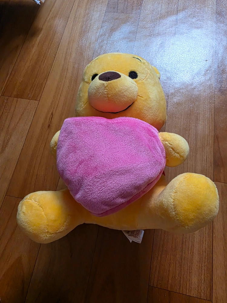 하트 안고있는 곰돌이푸 인형 이미지