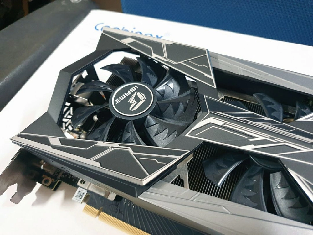 컬러풀 RTX 2080 Ti Vulcan 불칸 LCD 탑재 이미지