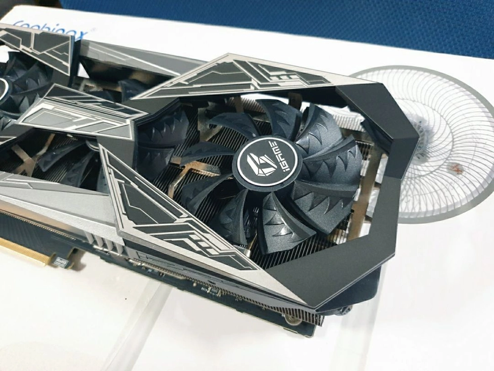 컬러풀 RTX 2080 Ti Vulcan 불칸 LCD 탑재 이미지