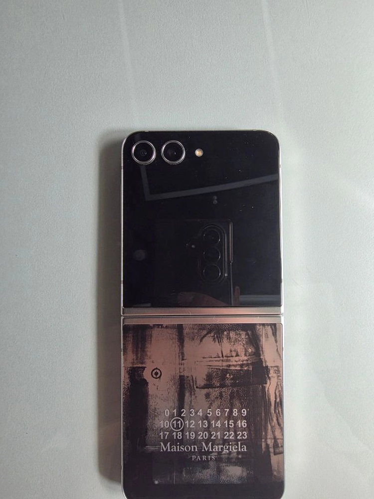 갤럭시Z플립 5 메종마르지엘라 에디션 512GB 이미지