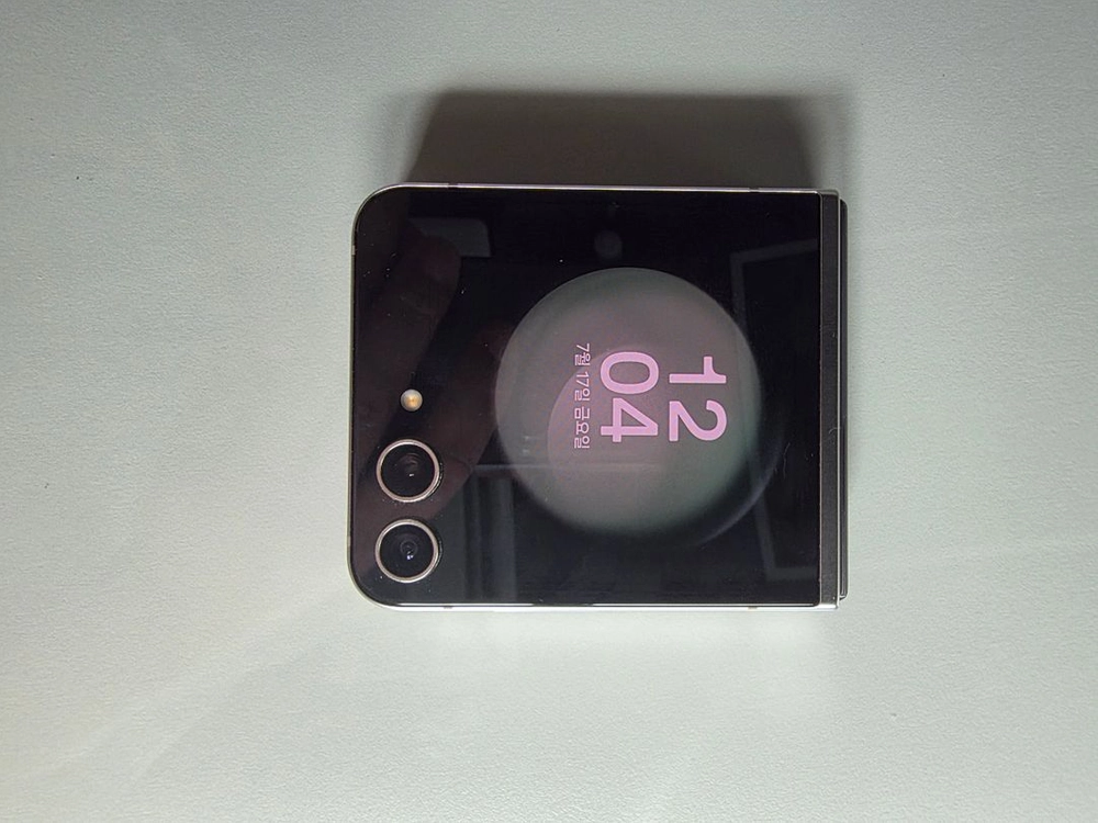 갤럭시Z플립 5 메종마르지엘라 에디션 512GB 이미지