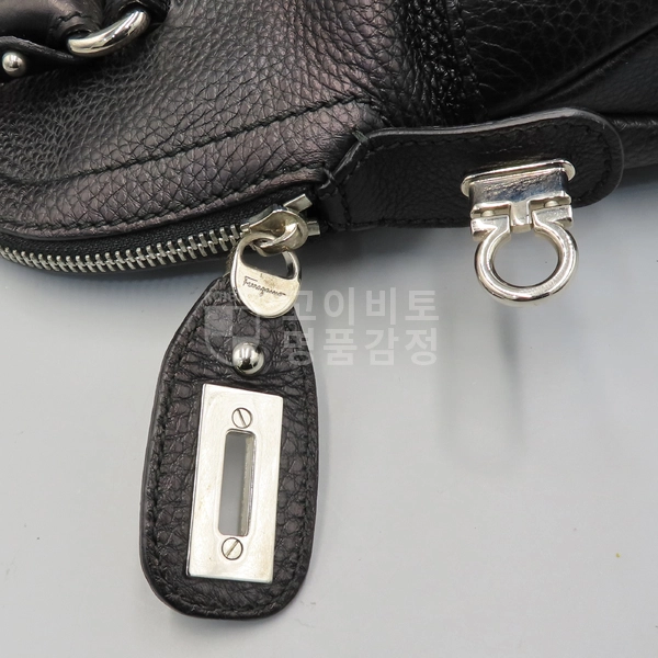 페라가모 21 B936 블랙 레더 은장 간치니 로고 숄더백 이미지