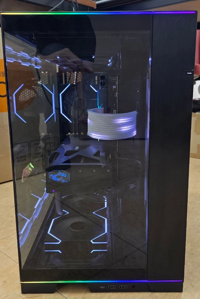 라이젠 7 9800X3D + RTX 5080 풀 리안리 올블랙 감성 최고급 게이밍 본체 이미지