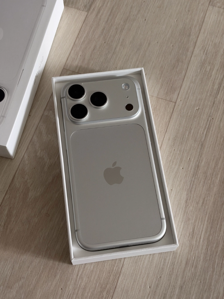 애플 아이폰18 프로 실버 256GB S급 이미지