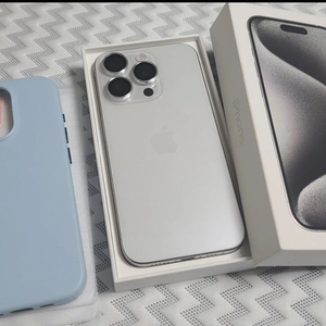 아이폰 15 프로 실버 1TB + 케이스 이미지