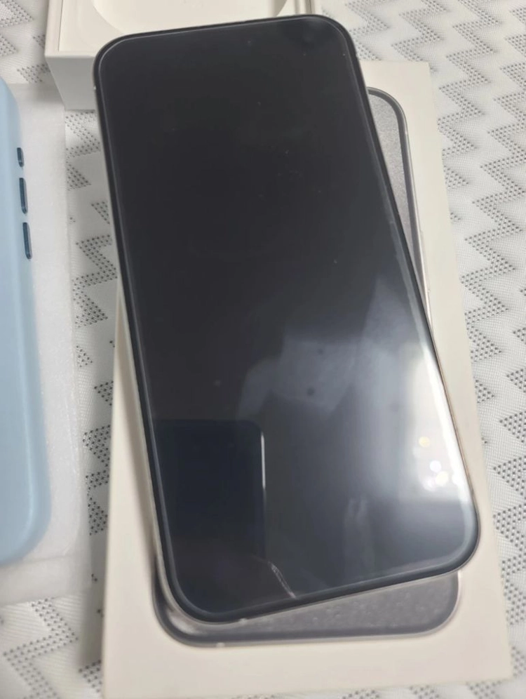 아이폰 15 프로 실버 1TB + 케이스 이미지