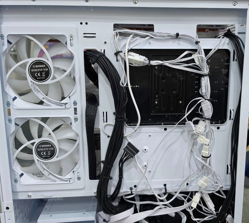 9800X3D + RTX 5080 화이트 고사양 PC 본체 이미지