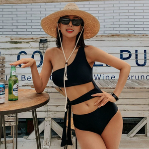 원숄더 비키니 수영복 이미지