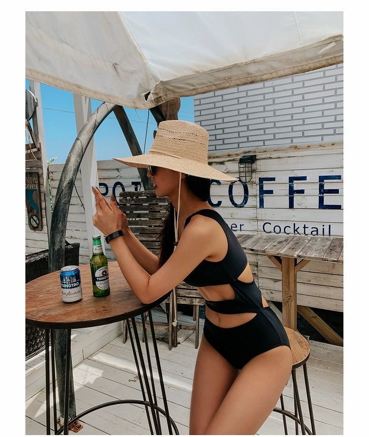 원숄더 비키니 수영복 이미지