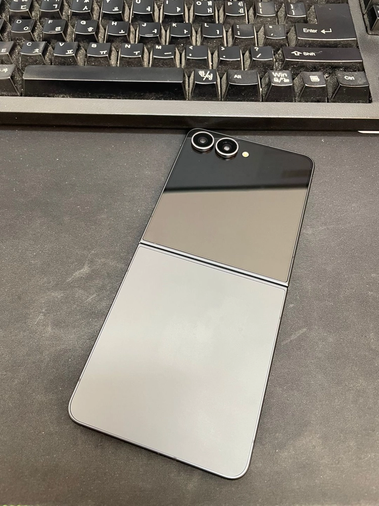 갤럭시Z플립8 블랙 256GB 무잔상 상태좋은 중고101만팝니다 이미지