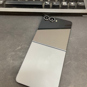 갤럭시Z플립8 블랙 256GB 무잔상 상태좋은 중고101만팝니다 이미지