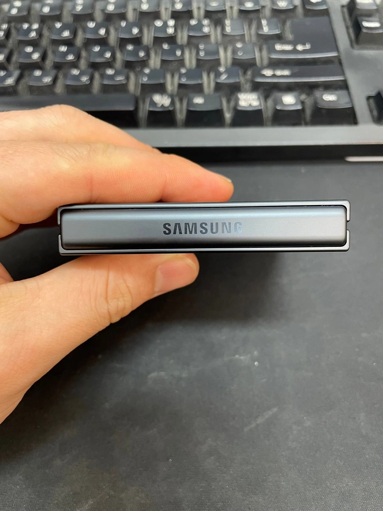 갤럭시Z플립8 블랙 256GB 무잔상 상태좋은 중고101만팝니다 이미지