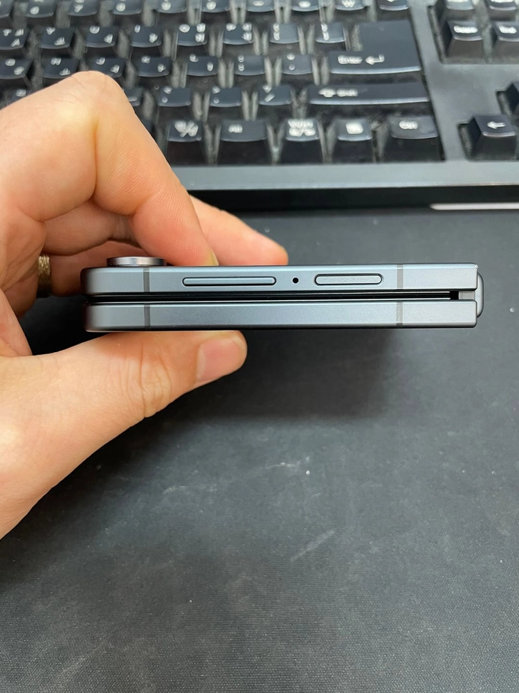 갤럭시Z플립8 블랙 256GB 무잔상 상태좋은 중고101만팝니다 이미지