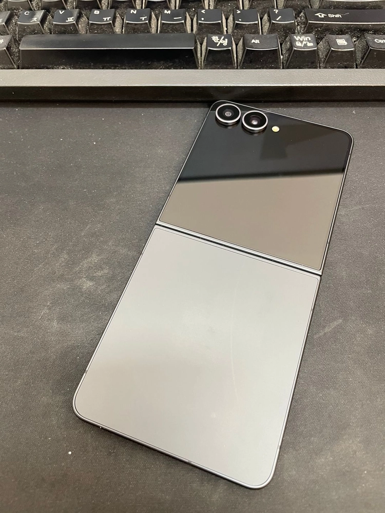 갤럭시Z플립8 블랙 256GB 무잔상 상태좋은 중고109만1000원팝니다 이미지
