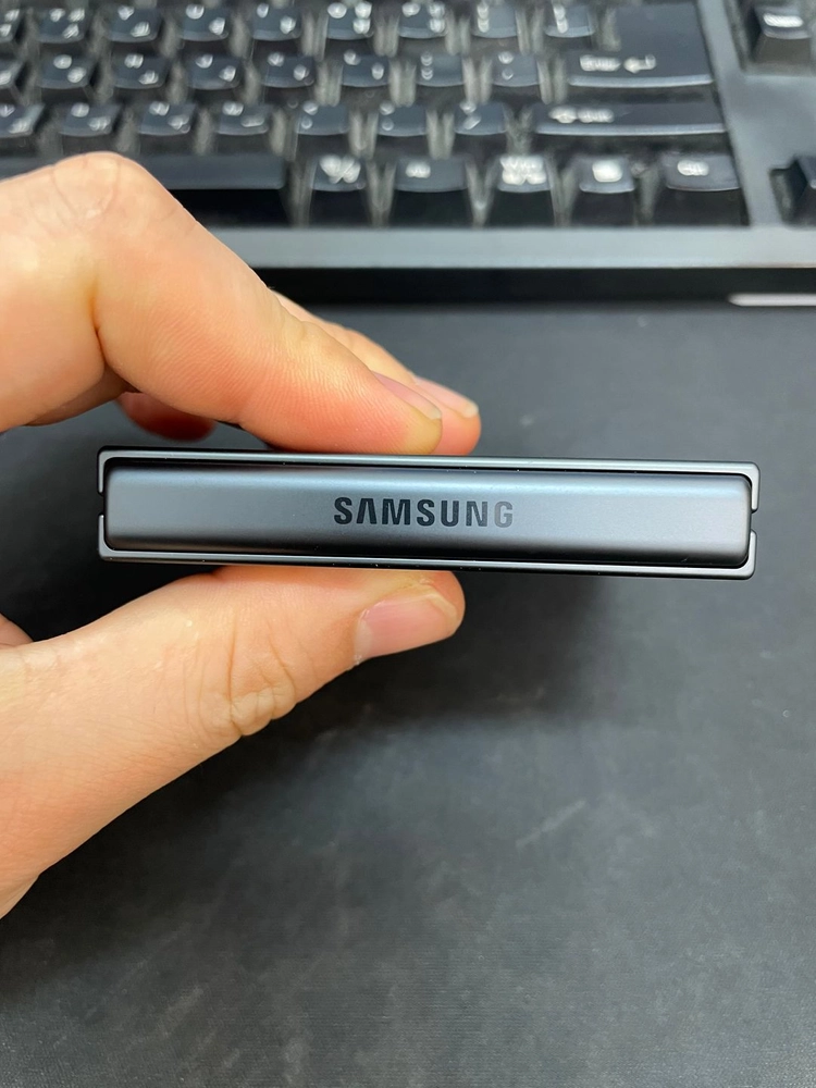 갤럭시Z플립8 블랙 256GB 무잔상 상태좋은 중고109만1000원팝니다 이미지