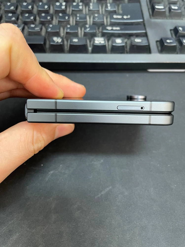 갤럭시Z플립8 블랙 256GB 무잔상 상태좋은 중고109만1000원팝니다 이미지