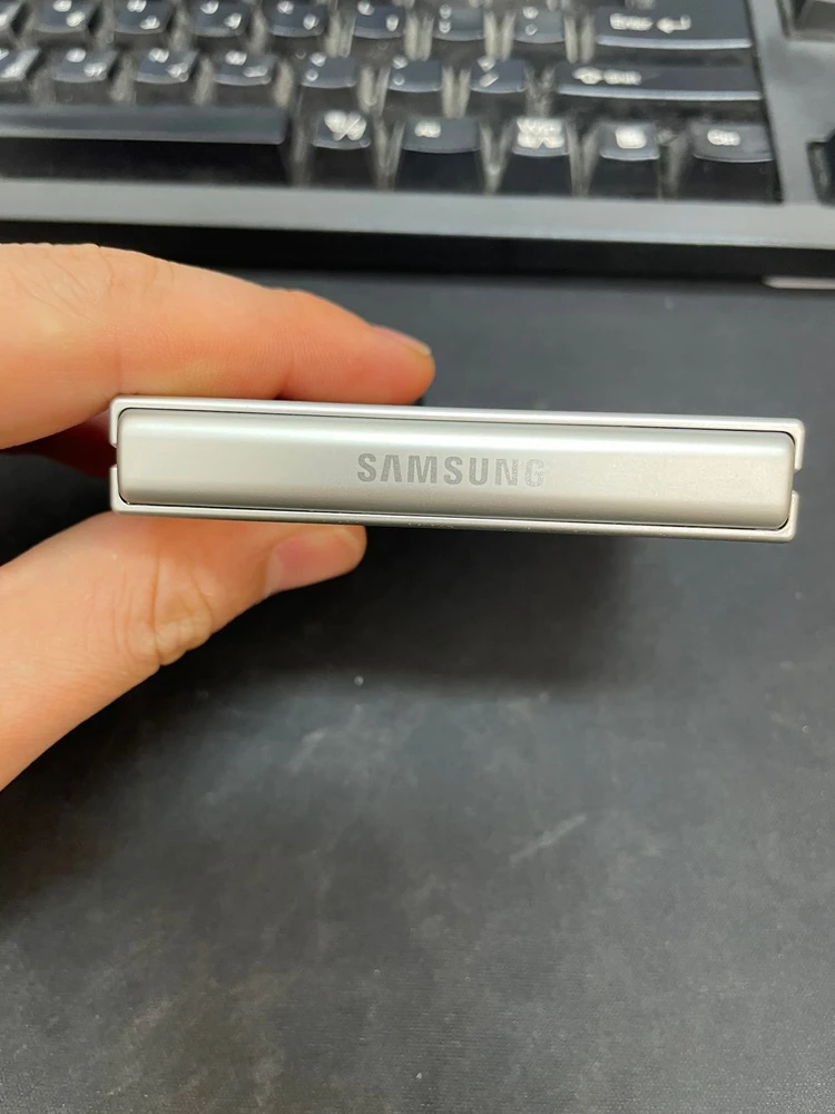 갤럭시Z플립8 크림 256GB 무잔상 상태좋은 중고106만8천팝니다 이미지