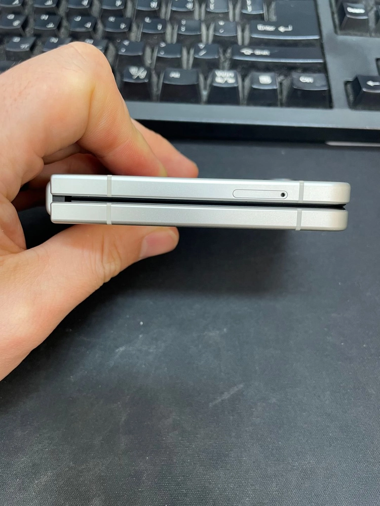 갤럭시Z플립8 크림 256GB 무잔상 상태좋은 중고106만8천팝니다 이미지