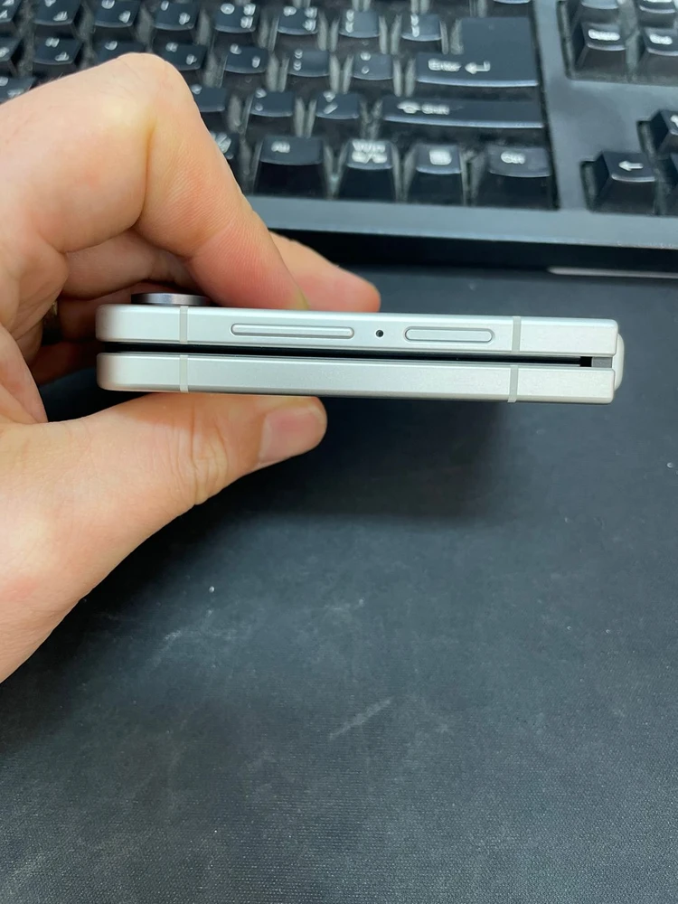 갤럭시Z플립8 크림 256GB 무잔상 상태좋은 중고106만8천팝니다 이미지
