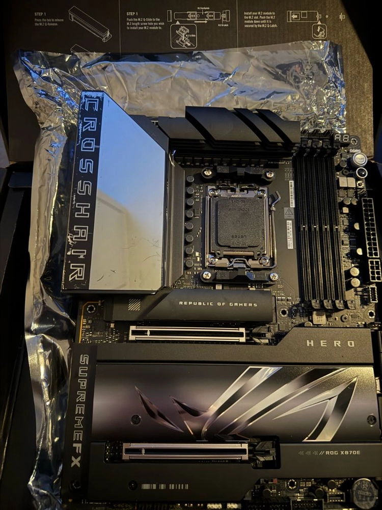 Asus Rog crosshair x870e hero 메인보드 이미지