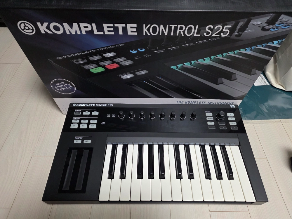 NI Komplete Kontrol S25 이미지