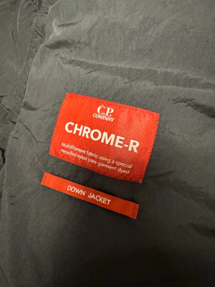 C.P. 컴퍼니 크롬-R 고글 다운 자켓 블랙 - 25FW 이미지