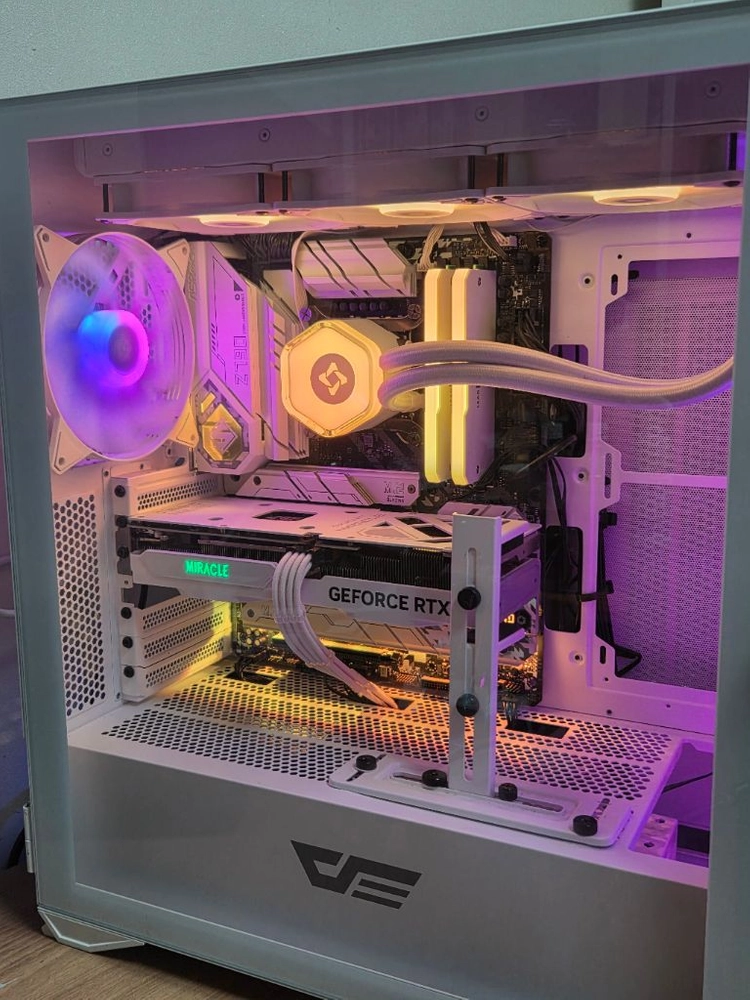 인텔 i9-13900K / 화이트 작업용 게이밍 컴퓨터 반본체 이미지