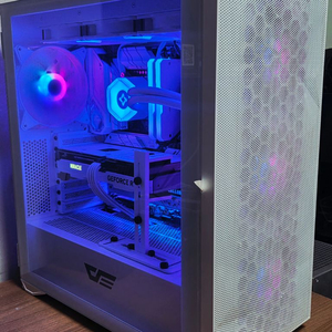 인텔 i9-13900K / 화이트 작업용 게이밍 컴퓨터 반본체 이미지