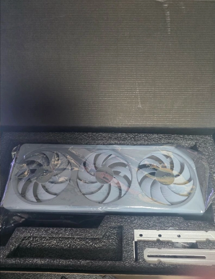 RTX 4070TI AERO OC 12GB 화이트 이미지