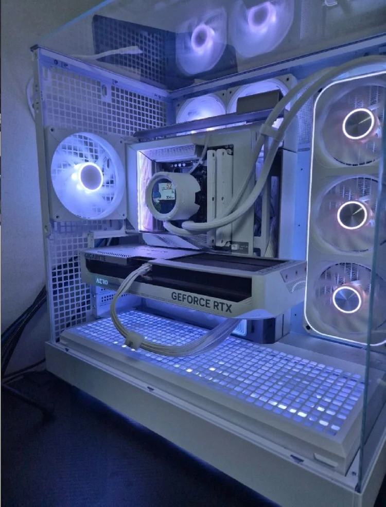 RTX 4070TI AERO OC 12GB 화이트 이미지