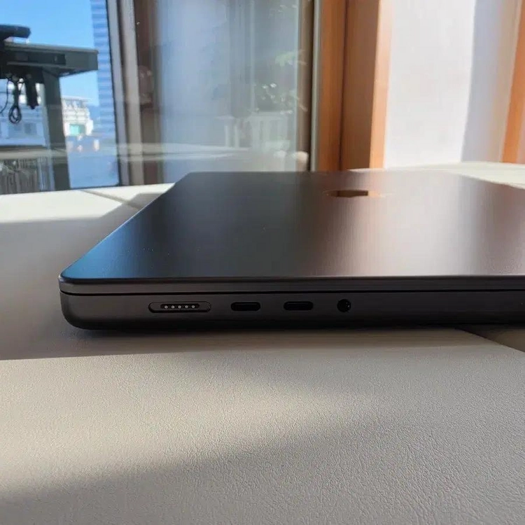 맥북프로 M5 Max 16인치 36GB\2TB 이미지