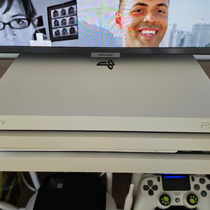 PS4 PRO 화이트 1테라 7018B 팝니다. 이미지