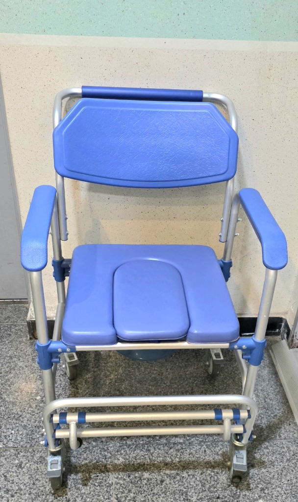 어르신 이동식 목욕 의자 휠체어 저렴하게 팝니다 이미지