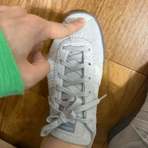 아디다스 토바코 그레이 이미지