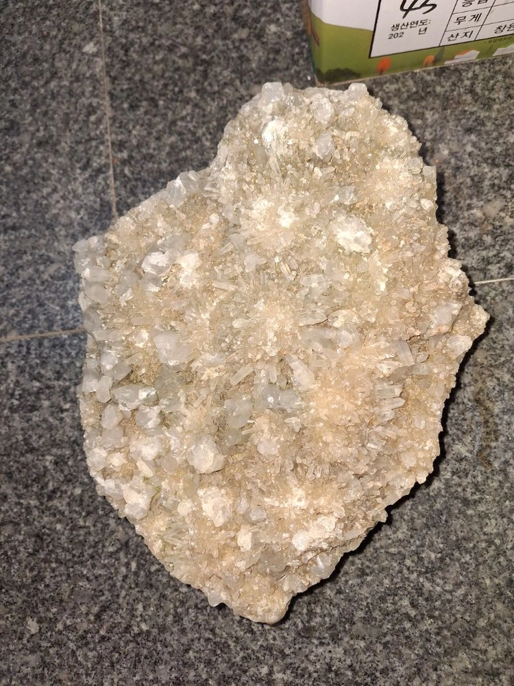 백수정 원석 장식품,백수정,수정원석,수석,대형수정,장식품,광물,보석,돌,크리스탈,소품,오브제,수정 결정 이미지