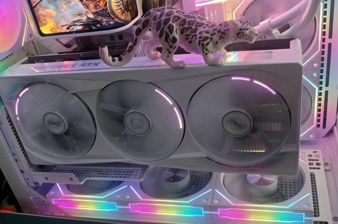 기가바이트 어로스 RTX 5080 마스터 아이스 그래픽카드 이미지