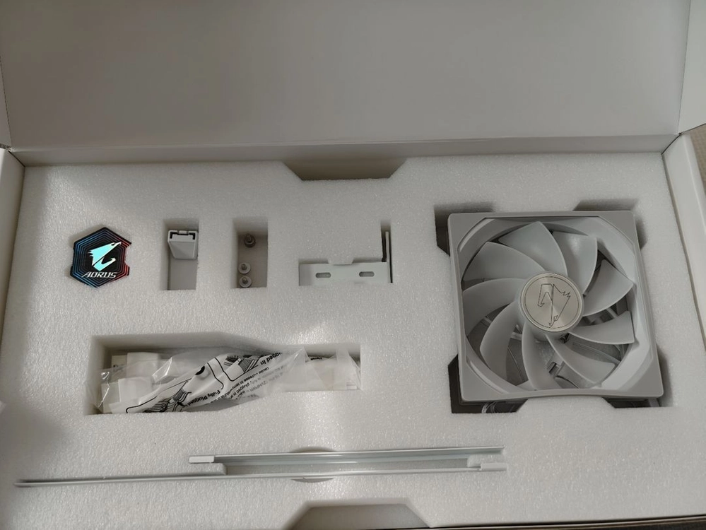 기가바이트 어로스 RTX 5080 마스터 아이스 그래픽카드 이미지