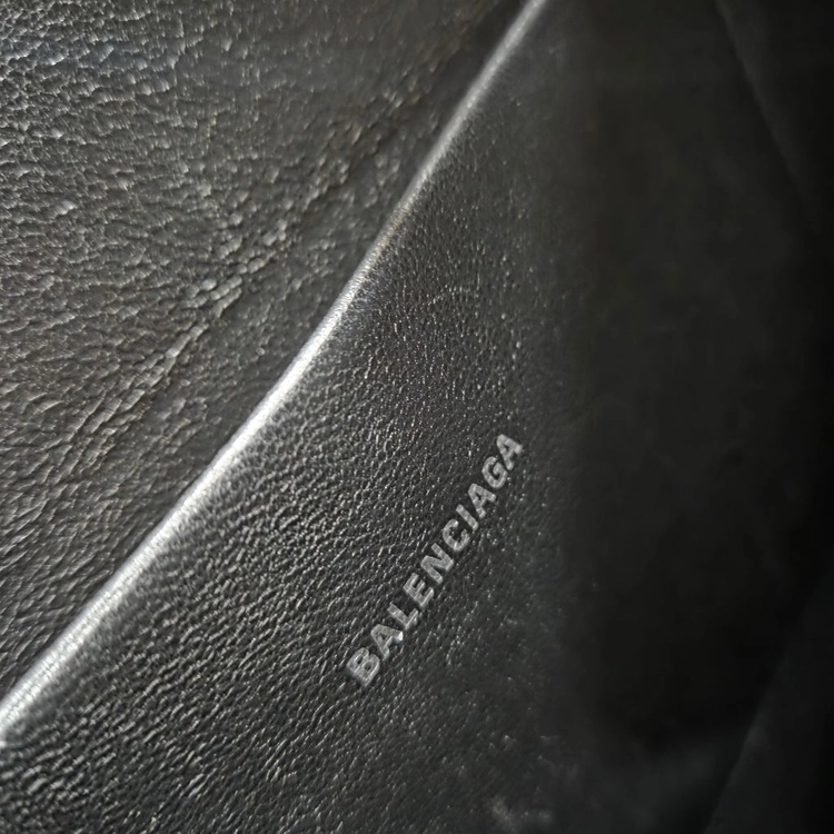 발렌시아가 클러치 이미지