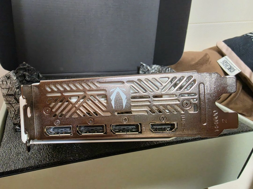 조탁 5060ti 16Gb 화이트 이미지