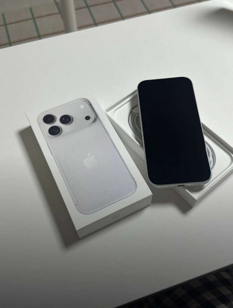 [미사용급] 아이폰 18프로 256gb 실버 자급제 이미지