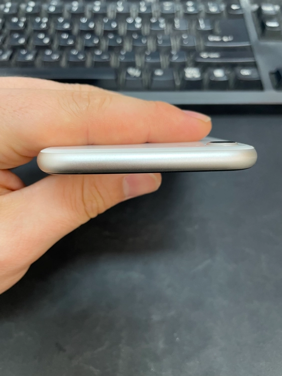 아이폰SE3 화이트 해외판 64GB 배터리100% 상태좋은 중고29만팝니다. 이미지