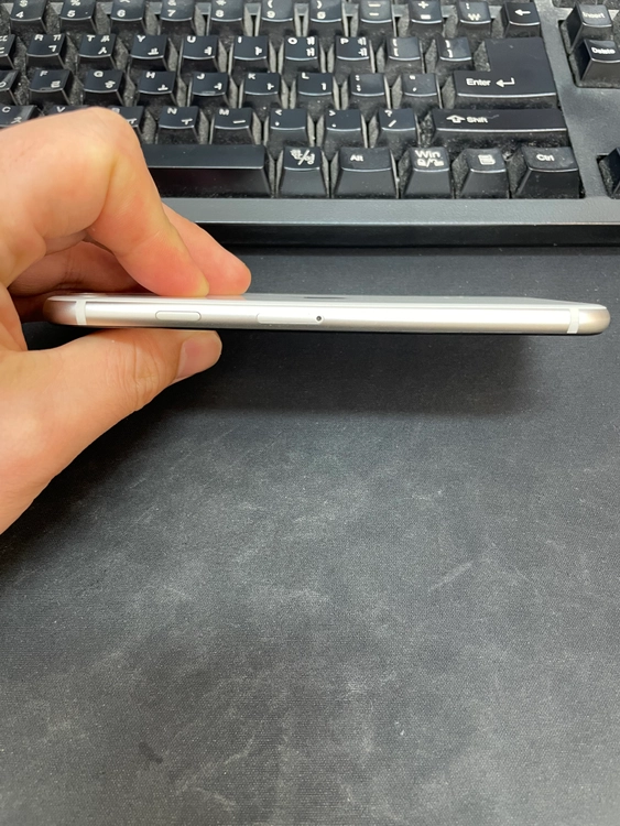 아이폰SE3 화이트 해외판 64GB 배터리100% 상태좋은 중고29만팝니다. 이미지