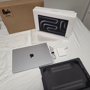 맥북프로 M4 Max 16인치 실버 1TB SSD 36GB RAM 최상급 판매합니다 이미지