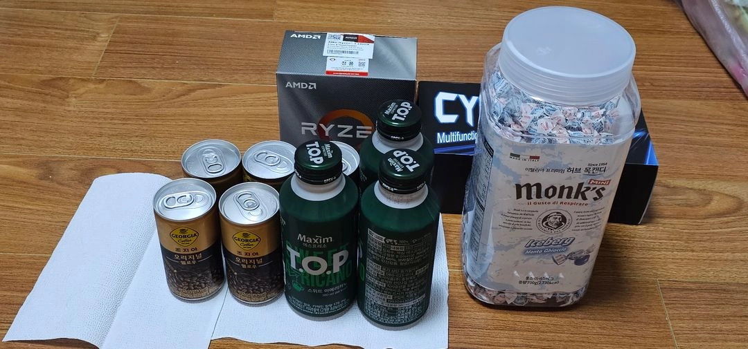 멀티 무선 충전기 + amd 정품쿨러 + 캔 커피 이미지